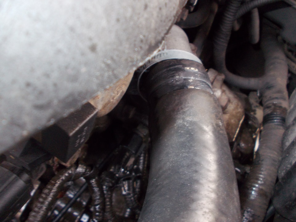 Патрубки калина 1. Мазда 323 потекла трубка печки. Холодный нижний патрубок радиатора ваз 2110. Патрубок радиатора субару импреза. Течет нижний патрубок.