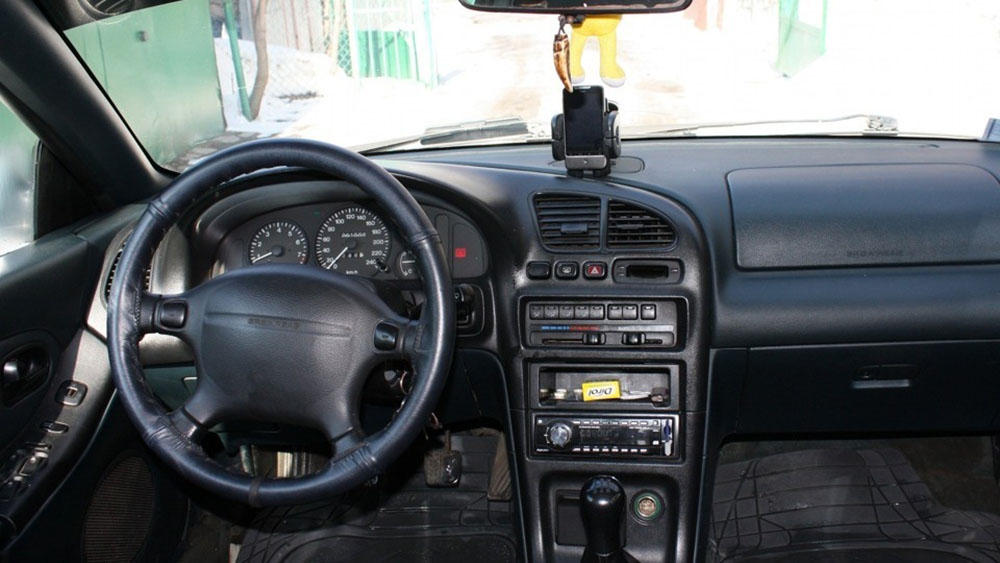 Салон Mazda 323