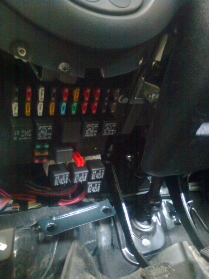 Монтажный блок нива 2123. Предохранитель прикуривателя нива шевроле 2007. Блок реле нива шевроле 2007. Силовые предохранители приора 16 клапанов. Шеви нива 2004 реле.