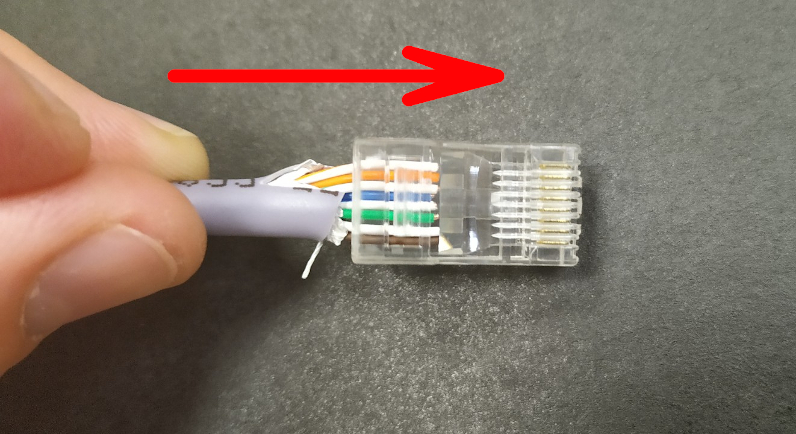 Обжать коннектор rj-45 4 провода. Как вставлять провода в коннектор. Кабель обжатый 8 жильный. Обжать коннектор rj-45 100 мегабит. Обжим кабеля rj45 4 жилы.