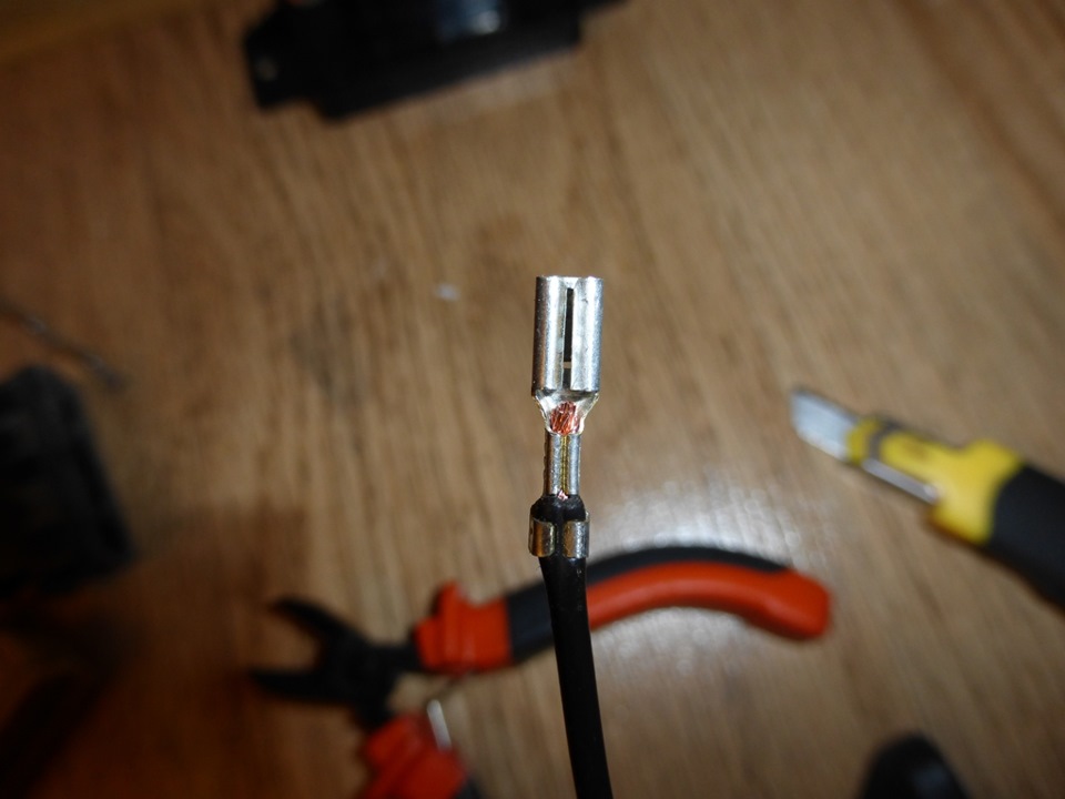 Клеммы аккумулятора газ 24. Порядок снятия клемм с акб. Клеммы соединить провода в авто. Renault logan 1 клеммы акб. Минусовая клемма аккумулятора с проводом.