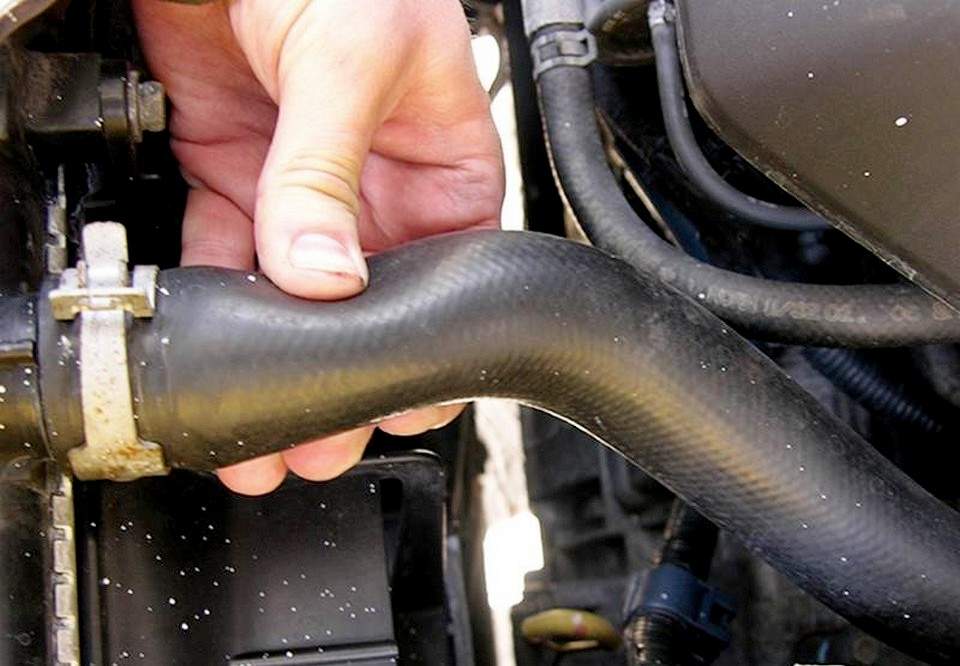 Почему сжимают патрубок всасывающий. Патрубок лопнул на ваз 2104. Верхний патрубок системы охлаждения патфайндер. Патрубки системы охлаждения ока. Сжимаются патрубки системы охлаждения.