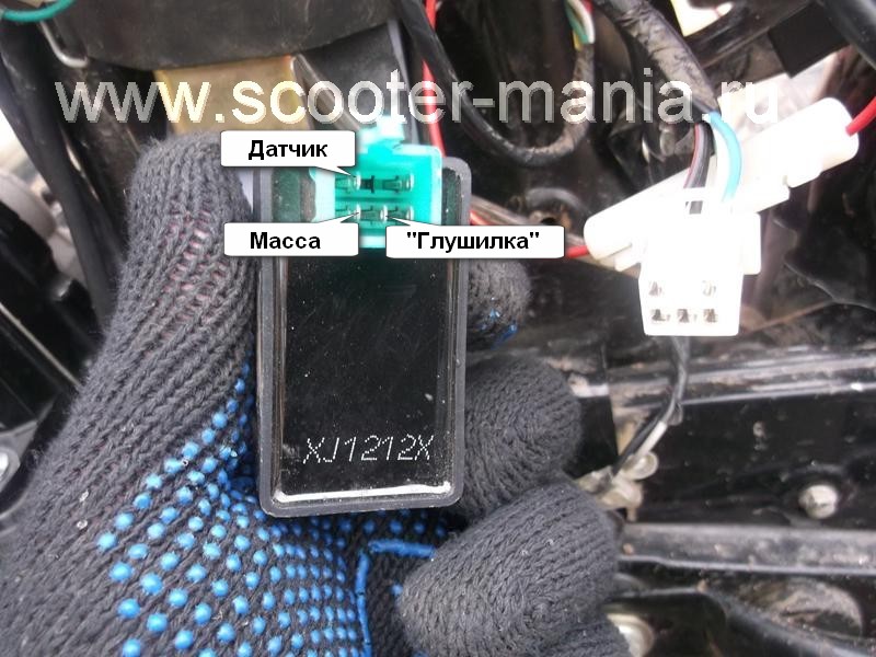 Где на скутере коммутатор. Коммутатор зажигания скутера 2т honda dio. Коммутатор хонда лид 50. Где на скутере коммутатор. Реле регулятор на скутер 150 трехфазный генератор.