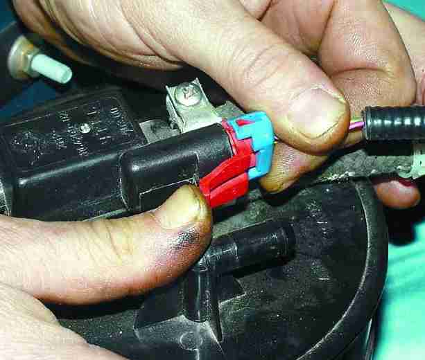 Ваз 2115 датчик клапан адсорбер. Датчик адсорбера ваз 2114. Клапан продувки ваз 2114. Датчик продувки адсорбера ваз 2114. Клапое а дсорбера ваз 2114.