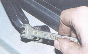 Крепления рычагов стеклоочистителя. Крепления рычагов стеклоочистителя. Гайка на рычаг стеклоочистителя ваз 2107. Крепления рычагов стеклоочистителя. Крепеж стекла снизу рено меган 3.